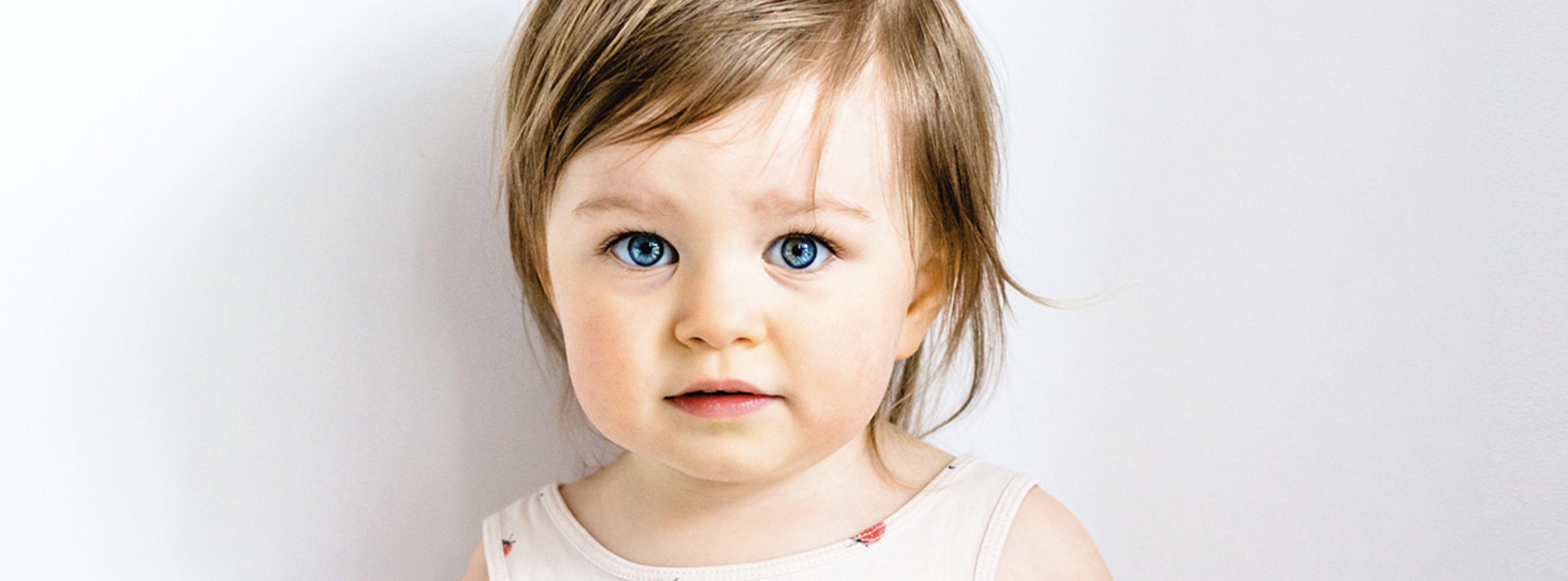 Kleinkind mit blauen Augen
