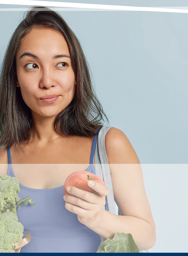 Frau mit Apfel und Broccoli in der Hand